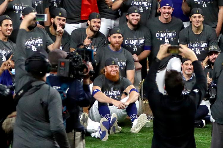 Justin Turner (siddende i midten) er kommet i fokus efter beslutningen om at gå tilbage på den bane, som han blev fjernet fra grundet sin positive coronatest.  Foto: Ronald Martinez/Ritzau Scanpix