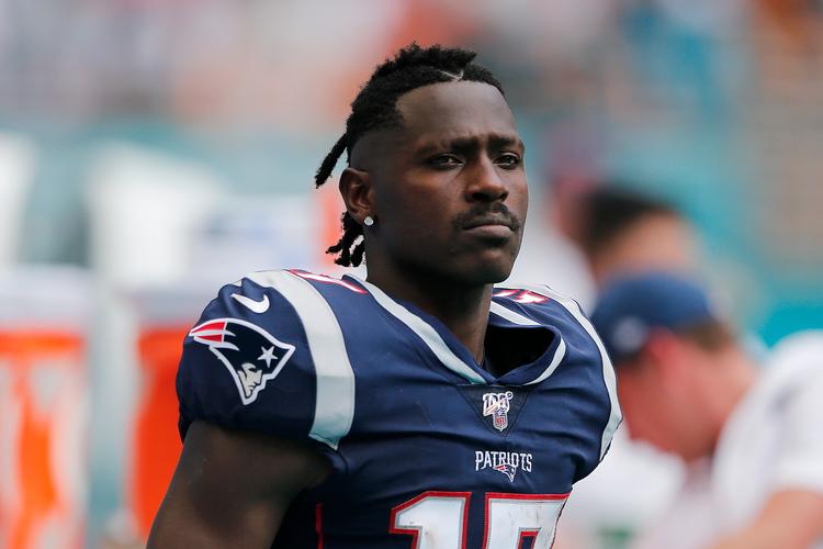 Skandalerne klæber til NFL-spilleren Antonio Brown, som alligevel kan se frem til snart at optræde på højeste niveau. Foto: Michael Reaves/Ritzau Scanpix