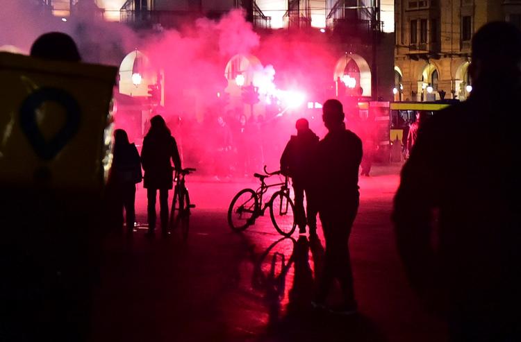  Desperationen over coronanedluknngerne i Italien breder sig. Det er kommet til voldsomme gadedemonstrationer, her i Torino.   Foto: Massimo Pinca/Ritzau Scanpix