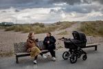Veninderne Simone Abildskov Thomsen (tv) og Christine Arpe Fogh Jensen mødes til en snak i Amager Strandpark, fordi det er bedst at mødes udendørs i den her tid, synes de. Christine blev mor til Valdemar, der ligger i barnevognen, for fire uger siden. Simone har termin om en uge.   Foto: Jacob Ehrbahn/POLFOTO