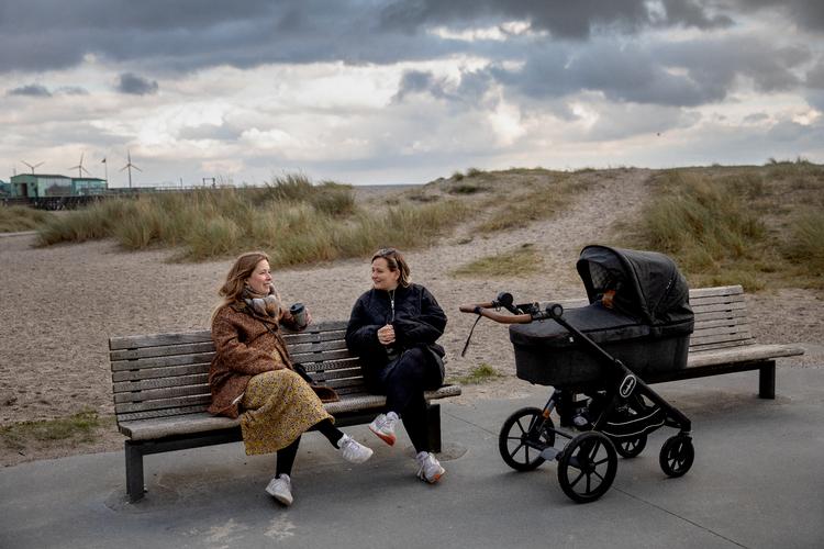 Veninderne Simone Abildskov Thomsen (tv) og Christine Arpe Fogh Jensen mødes til en snak i Amager Strandpark, fordi det er bedst at mødes udendørs i den her tid, synes de. Christine blev mor til Valdemar, der ligger i barnevognen, for fire uger siden. Simone har termin om en uge.   Foto: Jacob Ehrbahn/POLFOTO