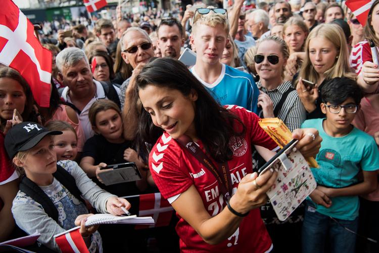  Det danske landshold blev fejret på Københavns rådhus, da holdet havde vundet sølv ved EM i 2017. Siden har Nadia Nadim (billedet) og de øvrige landsholdsspillere ikke formået at ride videre på succesbølgen. Foto: Gregers Tycho/POLFOTO