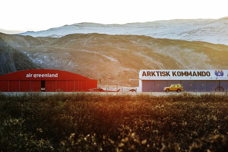 Forsyningslinje. Forsvaret overtager i 2021 lufthavnen i  Kangerlussuaq. Samtidig er der planer om at bygge en vej der forbinder lufthavnen med Grønlands næststørste by Sisimiut. Derfor er Sisimiut inde i billedet som amerikansk flådestøttepunkt i Grønland.
 Foto: Martin Lehmann/POLFOTO