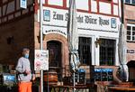 For at bremse smitten i Tyskland, lukkes blandt andet barer og restauranter over hele landet. Situationen er meget alvorlig siger kansler, Angela Merkel. Foto: Christof Stache/Ritzau Scanpix