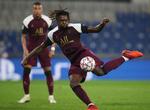 Med dette hug med venstrebenet blev Moise Kean dobbelt målscorer for Paris SG i Champions League, hvor den 20-årige italiener ikke tidligere har scoret.  Foto: Tolga Bozoglu/Ritzau Scanpix
