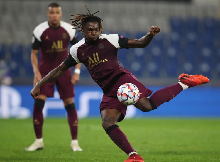 Med dette hug med venstrebenet blev Moise Kean dobbelt målscorer for Paris SG i Champions League, hvor den 20-årige italiener ikke tidligere har scoret.  Foto: Tolga Bozoglu/Ritzau Scanpix