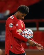 Som traditionen byder fik Marcus Rashford en kampbold med hjem efter 3 mål mod RB Leipzig. Foto: Phil Noble/Ritzau Scanpix