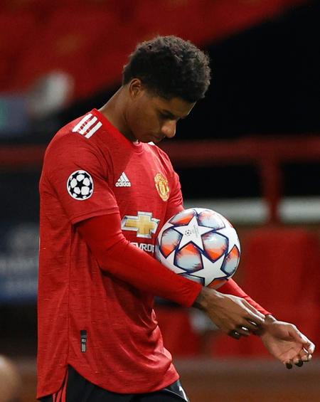Som traditionen byder fik Marcus Rashford en kampbold med hjem efter 3 mål mod RB Leipzig. Foto: Phil Noble/Ritzau Scanpix