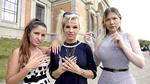 De tre neglekunstnere Anamarija, Nadia og Jenna forsøger at komme indenfor i kunstinsitutionen. Desværre er den ikke rigtig parat til at favne deres ellers ret fantastiske udtryk. 