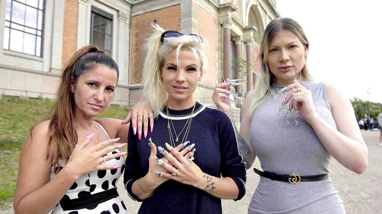 De tre neglekunstnere Anamarija, Nadia og Jenna forsøger at komme indenfor i kunstinsitutionen. Desværre er den ikke rigtig parat til at favne deres ellers ret fantastiske udtryk. 
