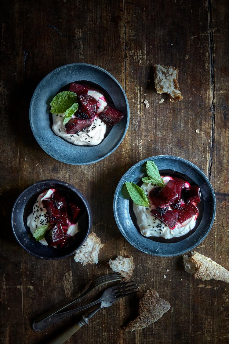 En rødbederet med mellemøstlige smagsnoter fra tahin, nigellafrø og mynte. Rødbeder og yoghurt kan gøres klar dagen i forvejen. Foto: Lene Samsø