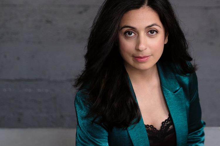 Hadia Tajik på forsiden af bogen 'Frihet. En politisk og personlig historie'.  Det er forlaget Tiden, der har udgivet den.  Foto: PR