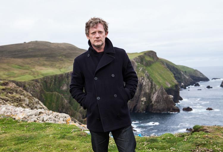 Rollen som detektiven Jimmy Perez i den engelske krimi 'Shetland' spilles af Douglas Henshall, der får rigeligt med vind i håret.  Foto: Pr
