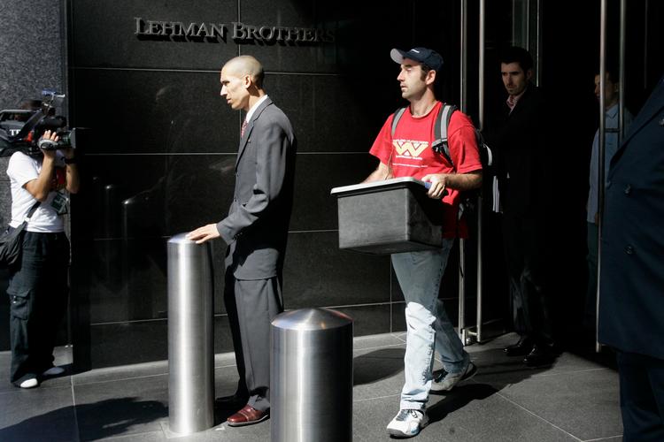 Finanskriser kommer med jævne mellemrum som her i 2008, hvor banken Lehman Brothers var en af dem, der mærkede konsekvenser af et voldsomt overophedet finansmarked. Foto: Mary Altaffer/Ritzau Scanpix