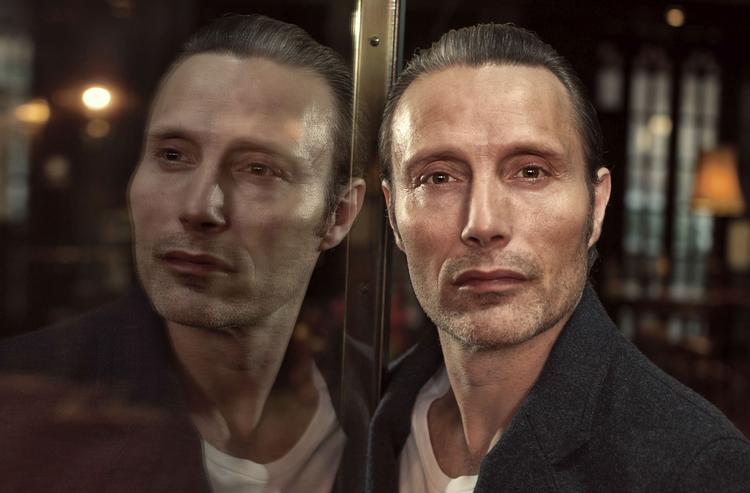 Mads Mikkelsen, 54. Her er der frit valg på talrige hylder. Mellem  'Tonny' i 'Pusher' og skydegale 'Arne' i 'Blinkende lygter'.  En homoseksuel forelsket i en kvinde i 'En kort en lang'. Kantet præst i 'Adams æbler'.  James-Bond-skurk i 'Casino Royale',. Struense i 'En kongelig affære' og en bevidst bedugget gymnasielærer i 'Druk'. Foto: Søren Solkær