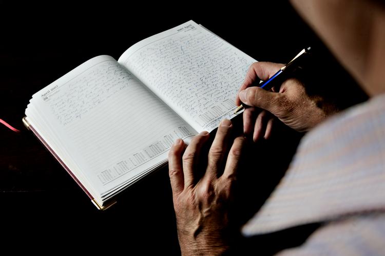 Måske lyder det at føre dagbog kedeligt, men Bettina Heltberg vil ikke undvære det. De spejler både glade dage og de depressive. Og vækker sidenhen minder.  Arkivfoto:  Maria Fonfara