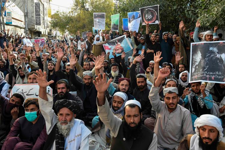    Vrede muslimer i Pakistan råber slagord mod præsident Macron i protest mod hans accept af Muhammed-tegningerne. Opfordringer til boykot af franske varer går i dele af den muslimske verden hånd i hånd med opfordringer til at føre hellig krig i selve Frankrig. Foto: Banaras Khan/Ritzau Scanpix