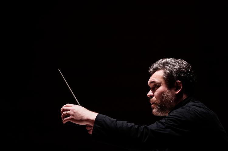 Dirigenten Ryan Wigglesworth kunne musikken udenad. Alligevel lykkedes det ikke at få den til at lette. Foto: Annika Byrde/POLFOTO