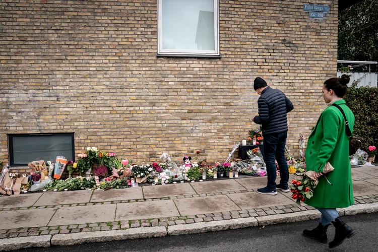 Der er lagt blomster på stedet, hvor den femårige pige blev slået ihjel og hendes mor kvæstet, da en bilist kørte ind i dem på fortovet. Foto: Mads Claus Rasmussen/Ritzau Scanpix