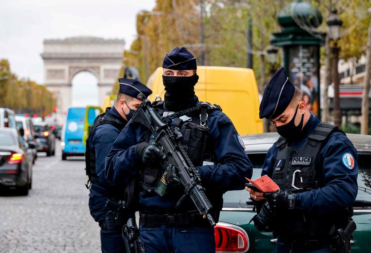 Fredag kom fransk politi på gaden for at kontrollere, om borgerne fulgte de nye regler for nedlukning, som blev meddelt torsdag aften. Kun nødvendigt arbejde og skole er acceptable grunde til at være på gaden. Foto: Thomas Coex/Ritzau Scanpix