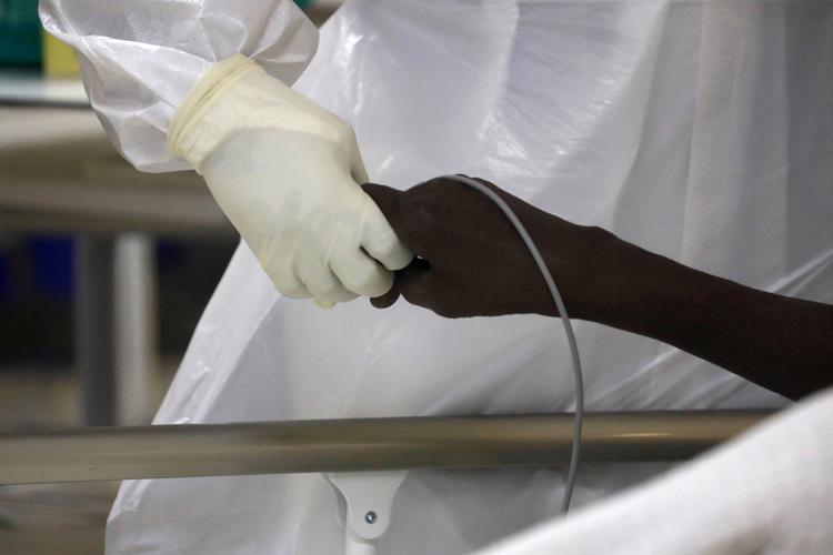 Selv om Afrika overordnet klarer sig bedre end andre regioner, er situationen stadig farlig. Her er det en patient ved et udbrud i Machakos i Kenya denne uge, der holdes i hånden af en hospitalsansat. Foto: Baz Ratner/Ritzau Scanpix