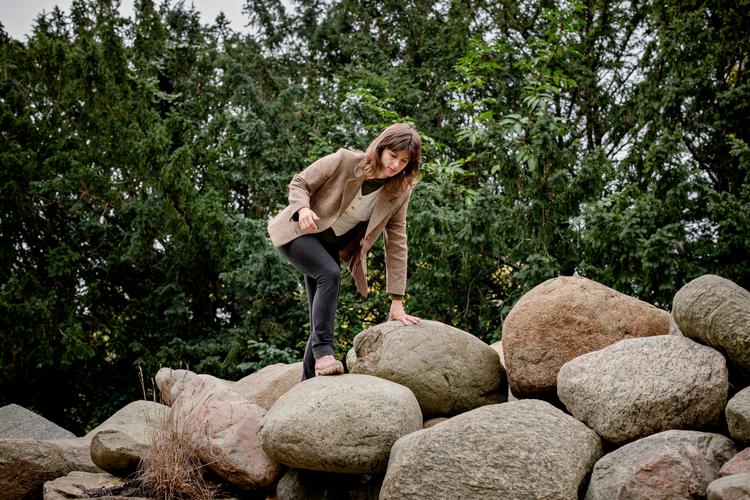 Esther Michelsen Kjeldahl er klimaaktivist, filosof og forfatter til ny bog om klimaet. Hun opfordrer læseren til at mærke efter og dyrke den klimabekymring, som 88 procent af danskerne ifølge en undersøgelse har. Hendes bog hedder 'Vi er sammen om at mærke det'.   Foto: Valdemar Ren/POLFOTO