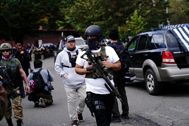 Den voldelige højreekstreme gruppe Proud Boys er en af de grupper, som i løbet af valgkampen har gjort sig bemærket for deres våben og umiddelbare voldsparathed.  Foto: John Locher/Ritzau Scanpix