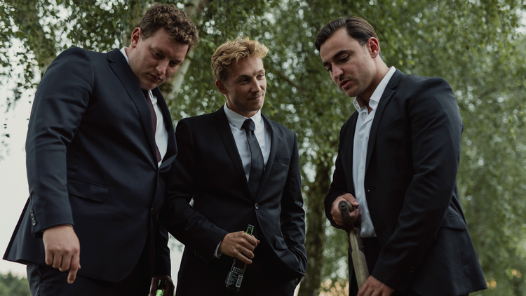 Brødrene Avaz' krimiserie 'Alfa' blev lørdag kåret som danskernes nordiske yndlingsserie 2020. Det skete på en ny seriefestival, Aarhus Series. Her er det Ari Alexander, Andreas Jessen og Besir Zeciri.
Foto: Emilia Staugaard/TV 2 Foto: Emilia Staugaard