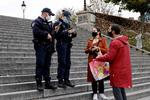 Frankrig er i alarmberedskab. Her undersøger politiet et parisisk pars identitetspapirer ved Sacre-Coeur kirken i Paris. Foto: Thomas Coex/Ritzau Scanpix