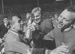  Nobby Stiles (th.) jubler sammen med anfører Bobby Moore og landstræner Alf Ramsey efter finalesejren på 4-2 over Vesttyskland. Foto: Ap/Ritzau Scanpix