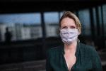 Selv om der er forskel på effektiviteten af stofmundbind og e-mærkede mundbind, mener overlæge Bolette Søborg, at et mundbind er bedre end ingenting når det gælder at begrænse coronasmittespredningen.  Foto: Thomas Borberg/POLFOTO