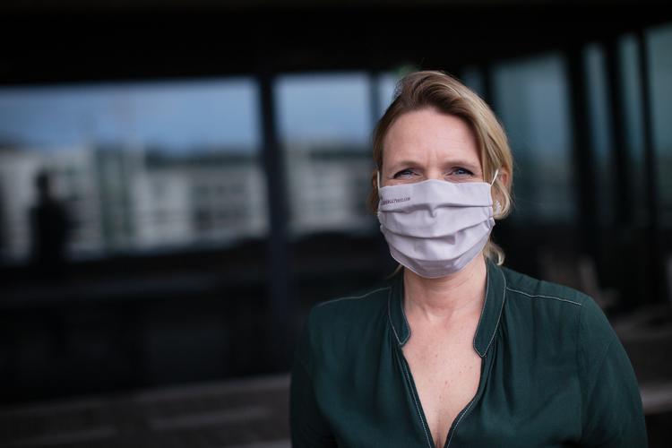 Selv om der er forskel på effektiviteten af stofmundbind og e-mærkede mundbind, mener overlæge Bolette Søborg, at et mundbind er bedre end ingenting når det gælder at begrænse coronasmittespredningen.  Foto: Thomas Borberg/POLFOTO