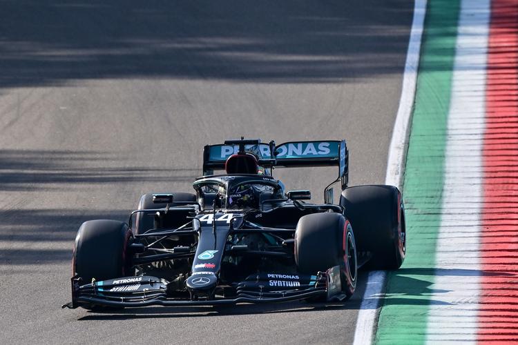 Mens det lørdag gik noget langsomt ved træningen på Imola for Kevin Magnussen i Haas-raceren, kunne Lewis Hamilton i sin Mercedes igen køre hurtigste tid før kvalifikationen.   Foto: Miguel Medina/Ritzau Scanpix
