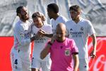 Real Madrids belgiske stjernespiller Eden Hazard blev fejret af holdkammeraterne, da han havde scoret i lørdagens La Liga-kamp mod Huesca.       Foto: Oscar del Pozo/Ritzau Scanpix