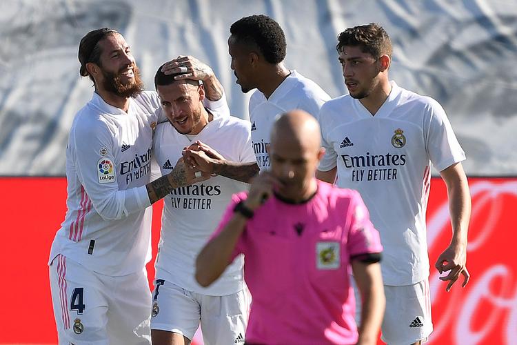 Real Madrids belgiske stjernespiller Eden Hazard blev fejret af holdkammeraterne, da han havde scoret i lørdagens La Liga-kamp mod Huesca.       Foto: Oscar del Pozo/Ritzau Scanpix