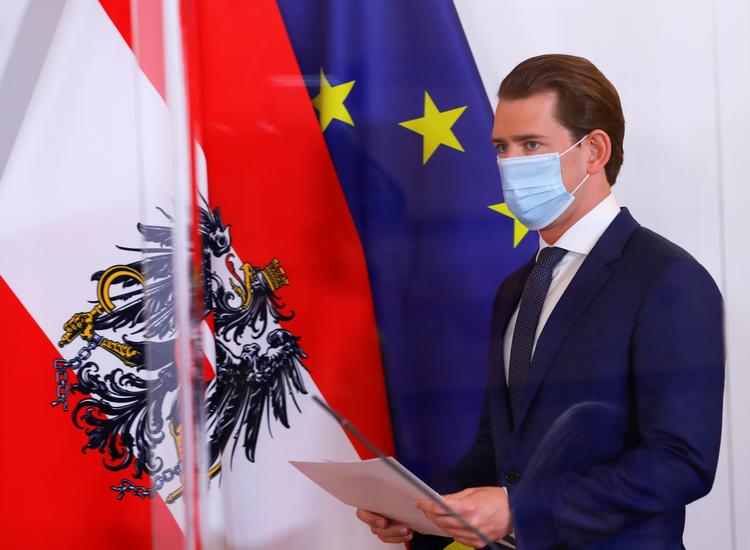     Østrigs kansler, Sebastian Kurz, fortæller på et pressemøde om nedlukningen af landet.   Foto: Leonhard Foeger/Ritzau Scanpix