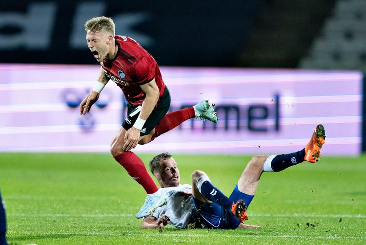 Nicolai Poulsen nedlægger FC Københavns Victor Fischer og modtager efterfølgende rødt kort. Foto: Henning Bagger/Ritzau Scanpix