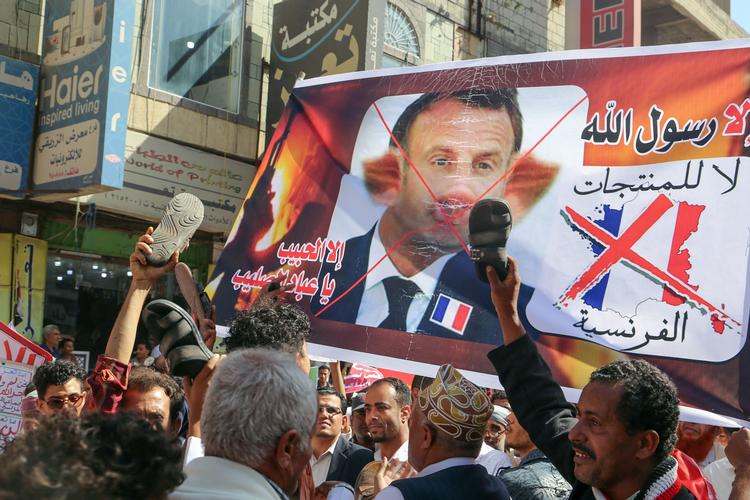 Frankrig og præsident Macron møder protester i store dele af den muslimske verden. Billedet er fra i går i yemens tredjestørste by, Taez. Foto: Str/Ritzau Scanpix