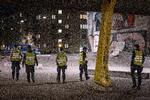 Politiet har i nattens løb haft bødeblokken fremme, fordi der flere steder blev holdt fester, som overtrådte det gældende forsamlingsforbud på 10 personer. Billedet her er fra 20. september, hvor betjente patruljerede på Nørrebro Foto: Marius Renner/POLFOTO