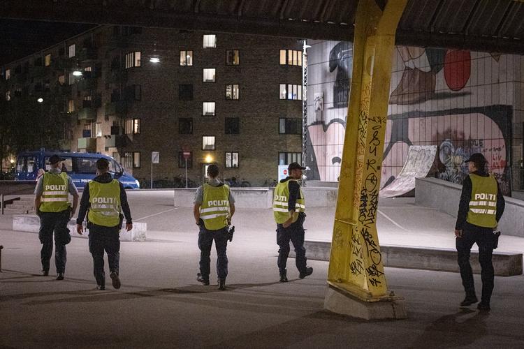 Politiet har i nattens løb haft bødeblokken fremme, fordi der flere steder blev holdt fester, som overtrådte det gældende forsamlingsforbud på 10 personer. Billedet her er fra 20. september, hvor betjente patruljerede på Nørrebro Foto: Marius Renner/POLFOTO