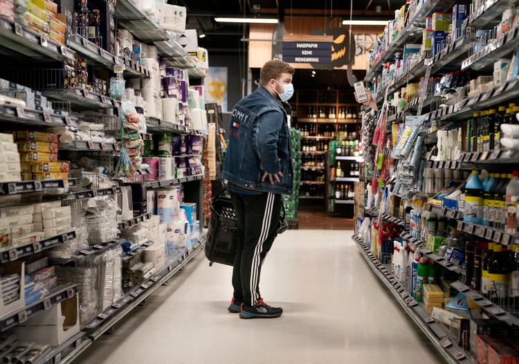 Regeringen varslede forrige fredag nye coronarestriktioner i Danmark. Blandt andet har man fra i torsdags skulle bære mundbind, når ham handlede ind. Her er et billede fra førstedagen med de nye restriktioner i Føtex i Hillerød.  Foto: Liselotte Sabroe/Ritzau Scanpix