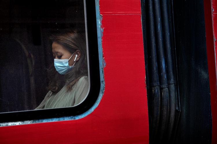 Borgere fra den københavns vestegn deler den kollektive trafik og arbejdsmarked med 29 andre hovedtadskommuner, når de passer deres arbejde, som for en stor dels vedkommende er jobs i velfærdsstaten med kontakt med mange mennesker hver dag. Det er en af hovedårsagerne til de stigende coronasmittetal i området, mener Albertslunds borgmester, Steen Christiansen (S). Foto: Jacob Ehrbahn/POLFOTO