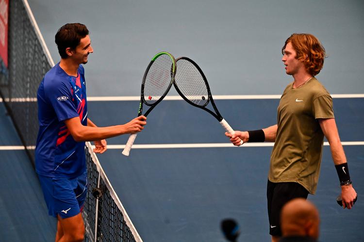 Andrey Rublev (th.) lykønskes søndag af italienske Lorenzo Sonego på coronatidens facon ved nettet i Wien. Foto: Joe Klamar/Ritzau Scanpix