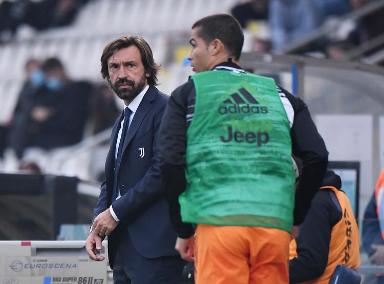 Juventus-træner Andrea Pirlo kiggede lidt tvivlende på Cristiano Ronaldo før indskiftningen, men den for nylig coronaramte portugiser levere søndag igen varen. Foto: Alberto Lingria/Ritzau Scanpix