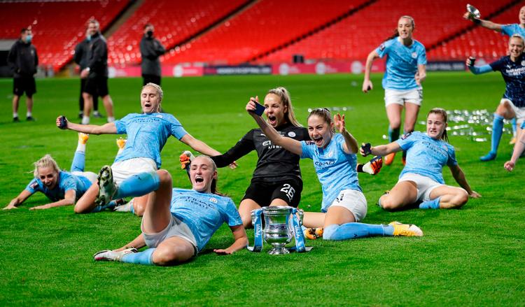 Glade Manchester City-spillere fejrede søndag deres pokalgevinst på Wembley.   Foto: Kirsty Wigglesworth/Ritzau Scanpix