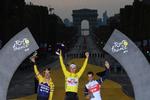 Sloveneren Tadej Pogacar hyldes som vinder af dette års Tour de France flankeret af landsmanden Primoz Roglic (t.v.) og australieren Richie Porte.
 Foto: Stephane Mantey/Ritzau Scanpix