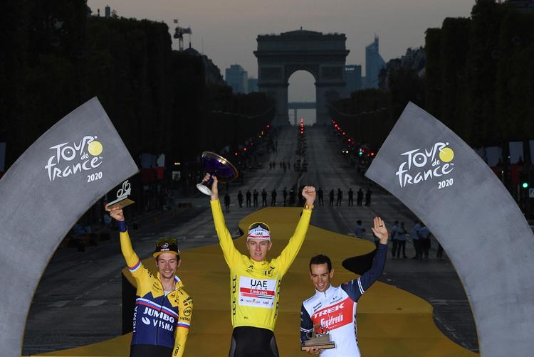 Sloveneren Tadej Pogacar hyldes som vinder af dette års Tour de France flankeret af landsmanden Primoz Roglic (t.v.) og australieren Richie Porte.
 Foto: Stephane Mantey/Ritzau Scanpix