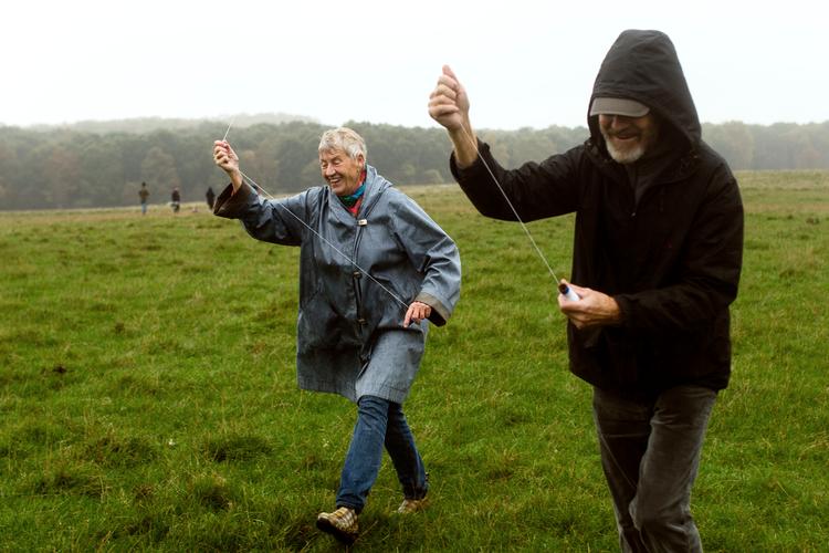 Man kunne jo bruge blæsten til at sætte en drage op, som dette par gjorde ved dragedagen på Eremitage-sletten i Dyrehaven nord for København for tre år siden.  Foto: Henriette Dæhli/POLFOTO