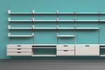Dieter Rams' reolsystem fra 1960 er stadig i funktion og særdeles eftertragtet, fordi man kan kombinere nye og ældre dele med hinanden. Der er nemlig aldrig ændret ved systemets dimensioner.  Foto: Andreas Kugel / © copyright Dieter Rams Archive