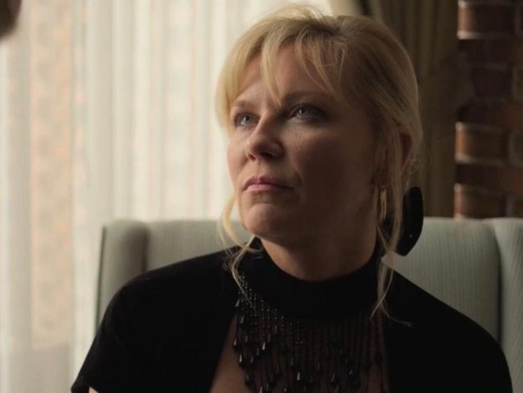 Kirsten Dunsts Krystal har, hvad der skal til for at begå sig i et giftigt mandsdomineret miljø. 